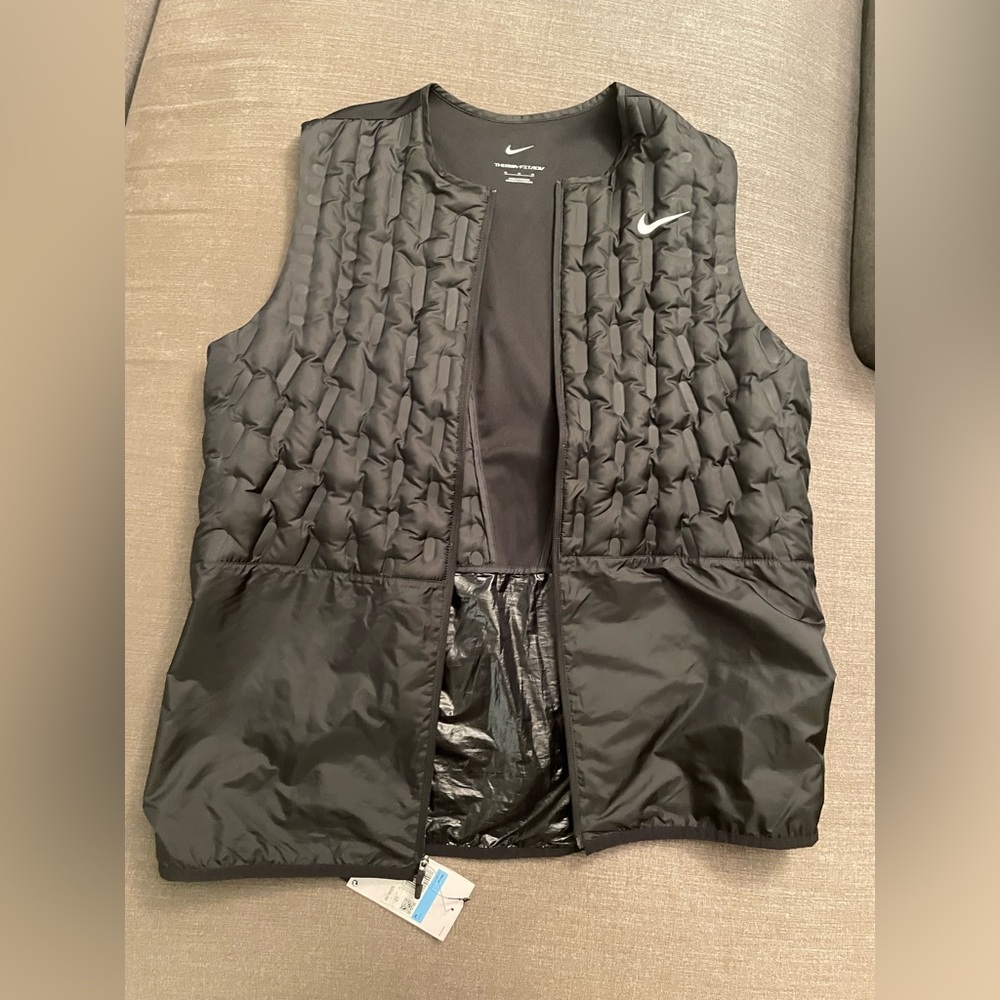 Nike Men’s Lightweight Vest - NWT